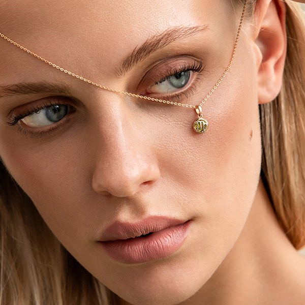 Ювелирные талисманы лета: украшения с особым значением